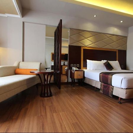Regent'S Park Hotel Malang Extérieur photo