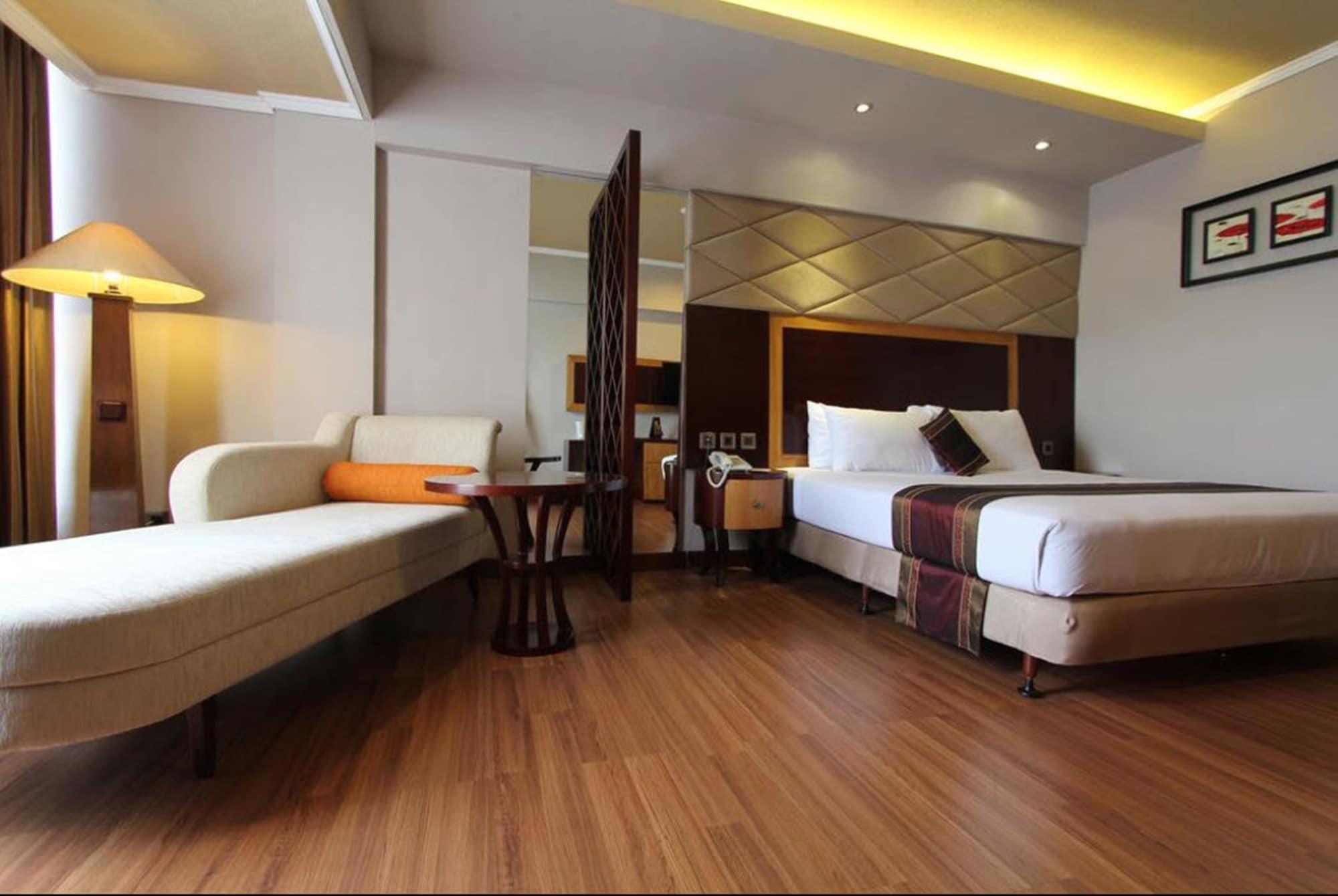 Regent'S Park Hotel Malang Extérieur photo