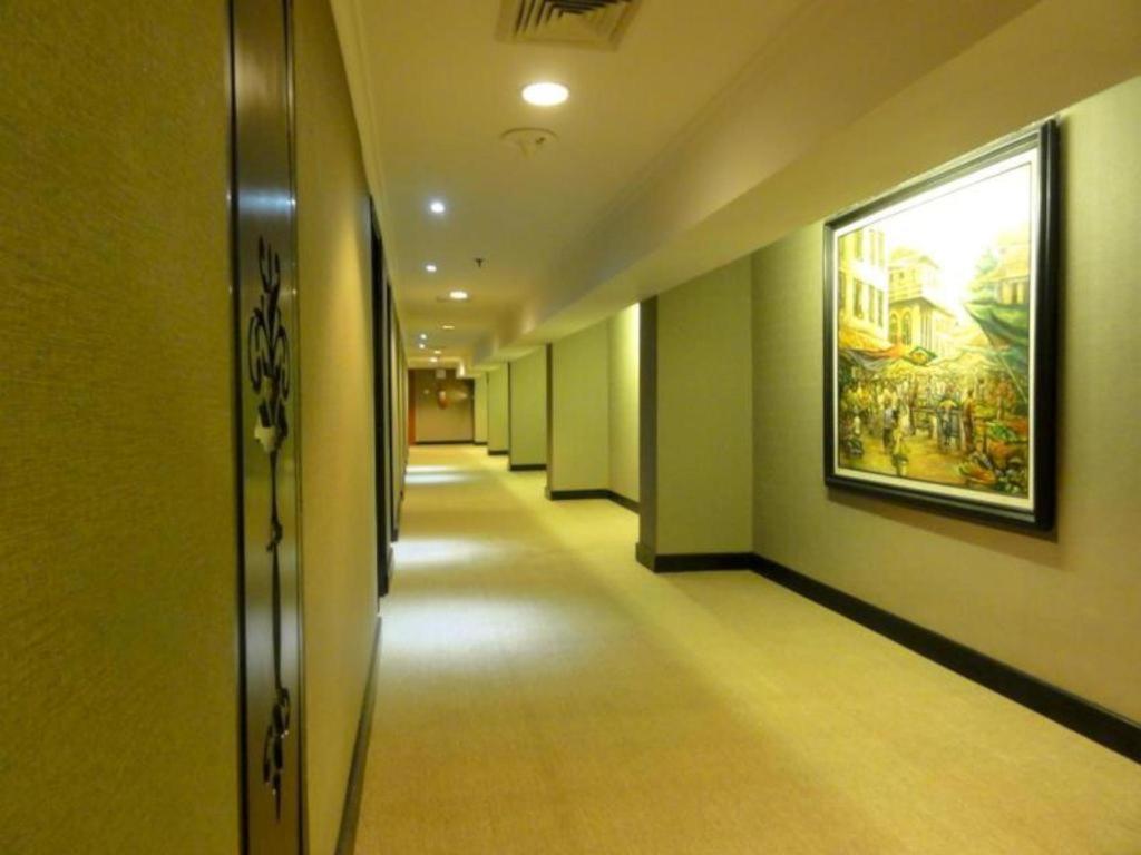 Regent'S Park Hotel Malang Extérieur photo