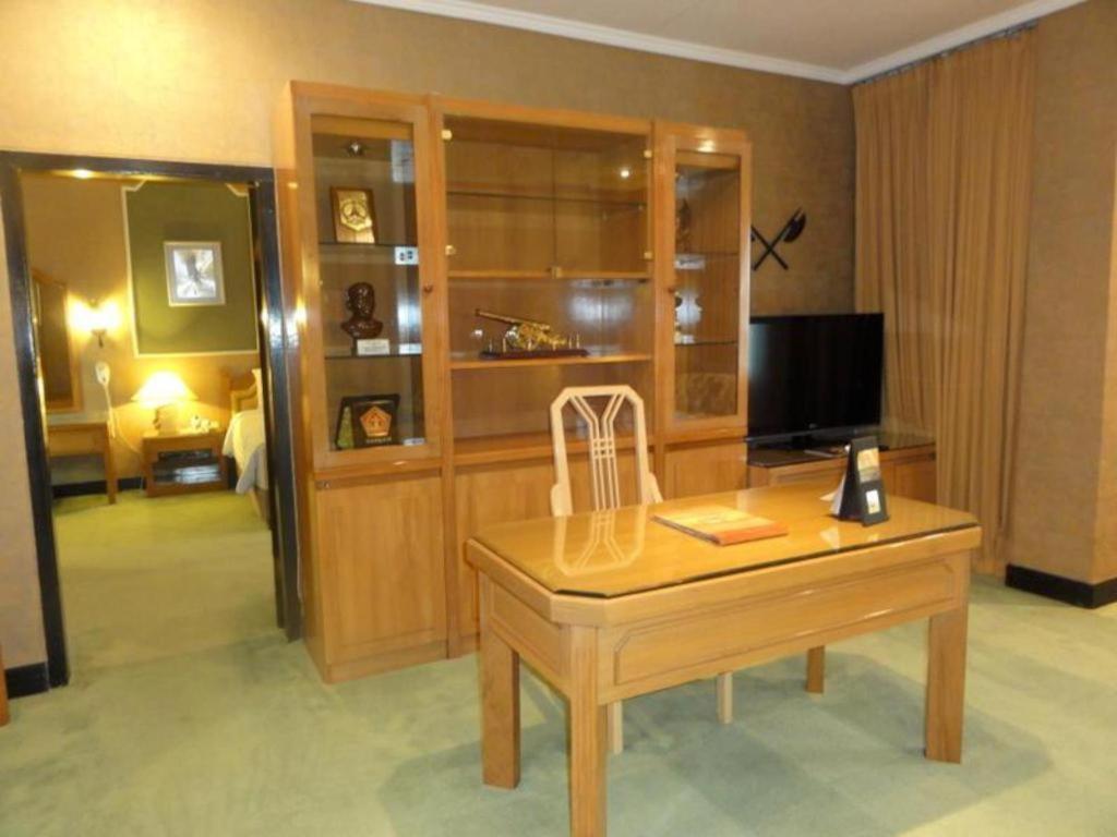 Regent'S Park Hotel Malang Extérieur photo