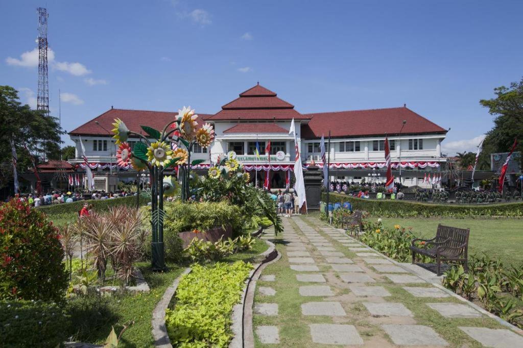 Regent'S Park Hotel Malang Extérieur photo