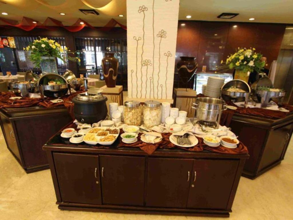 Regent'S Park Hotel Malang Extérieur photo