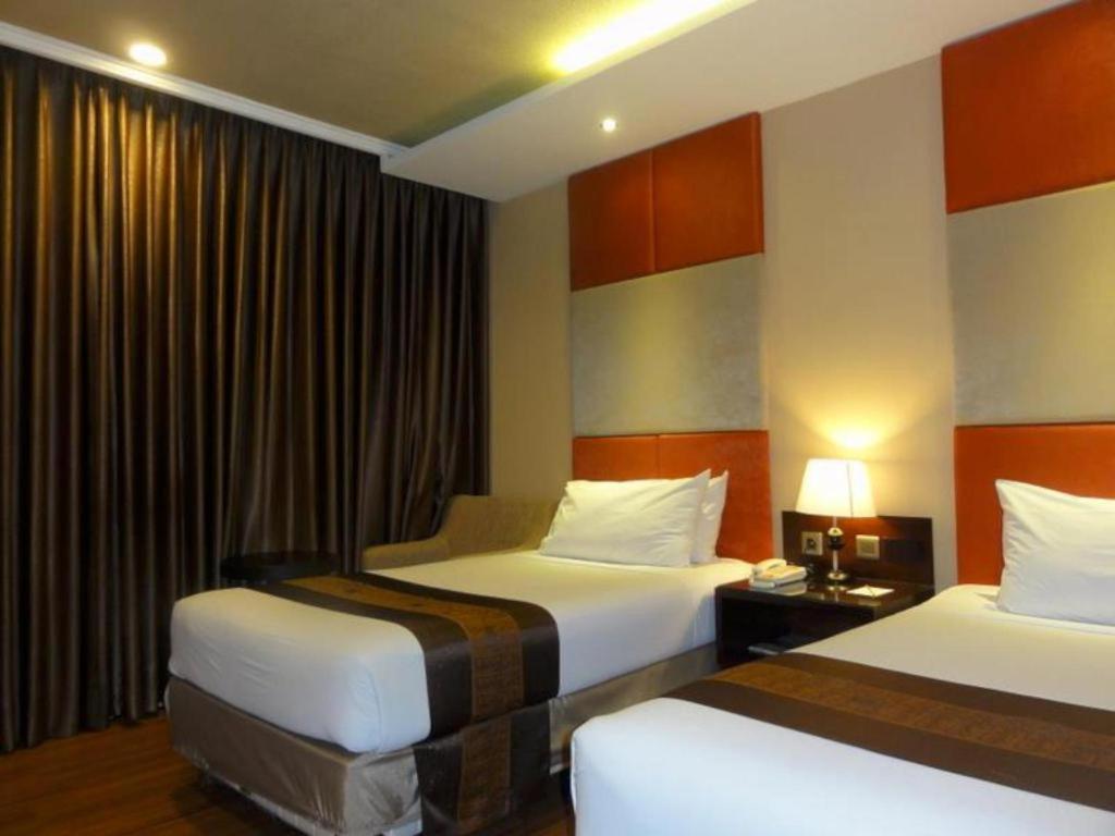 Regent'S Park Hotel Malang Extérieur photo