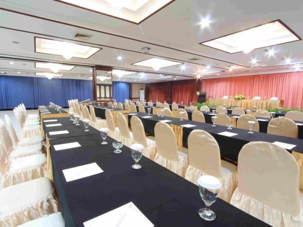 Regent'S Park Hotel Malang Extérieur photo