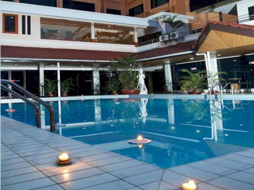 Regent'S Park Hotel Malang Extérieur photo