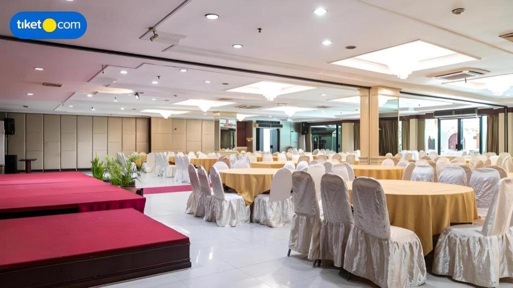 Regent'S Park Hotel Malang Extérieur photo