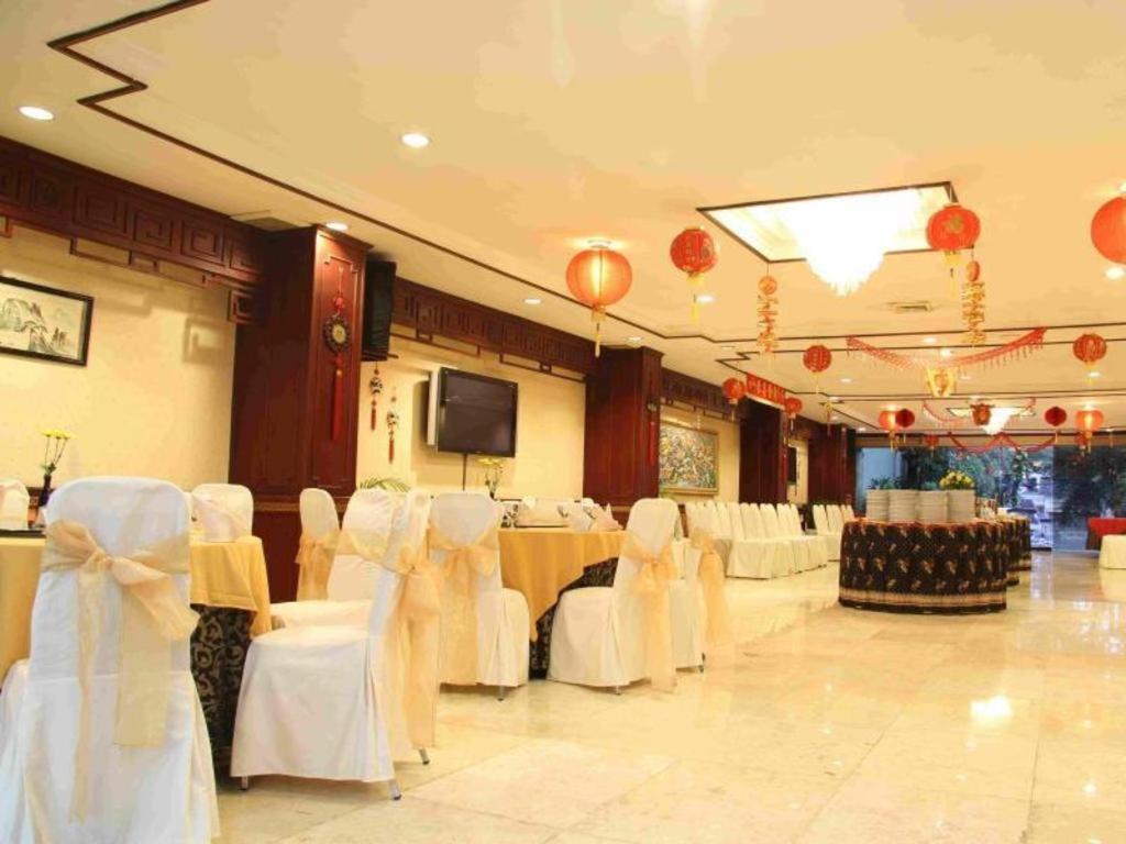Regent'S Park Hotel Malang Extérieur photo