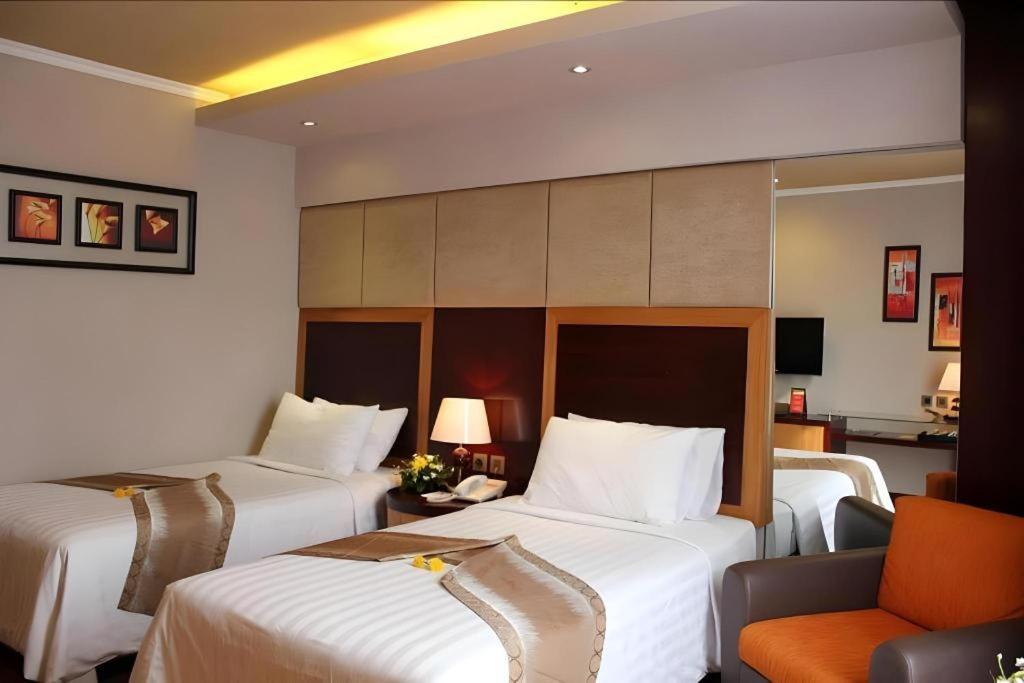 Regent'S Park Hotel Malang Extérieur photo