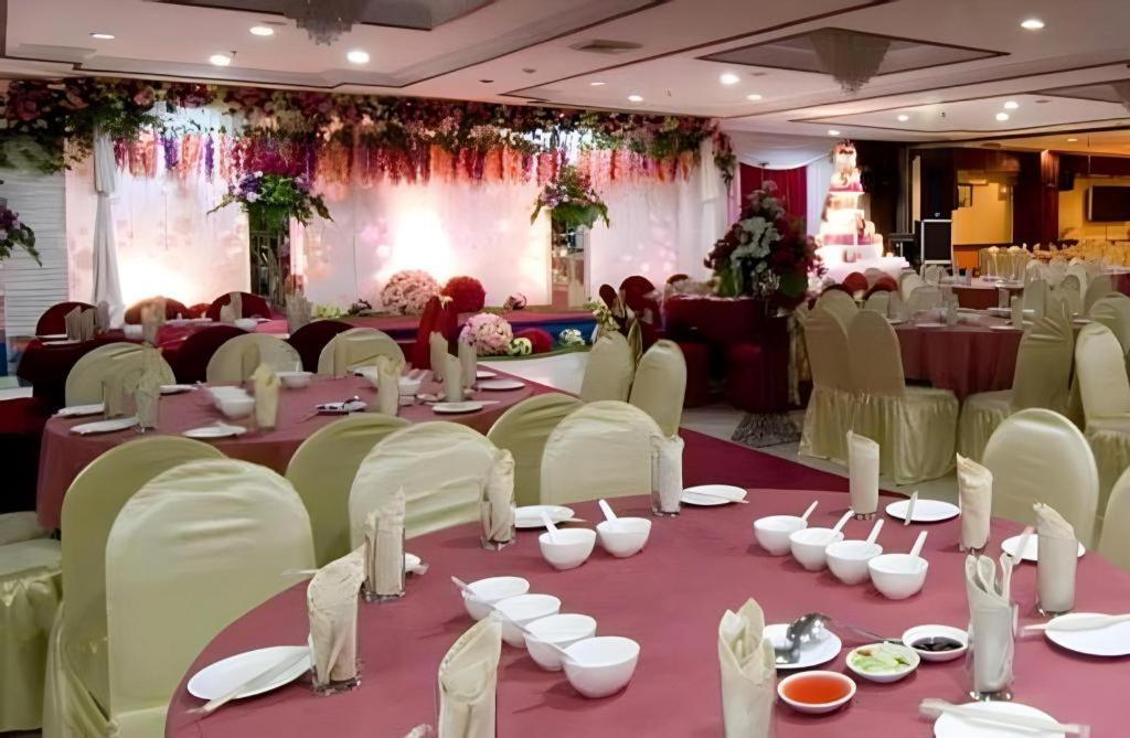 Regent'S Park Hotel Malang Extérieur photo