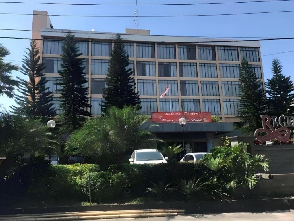 Regent'S Park Hotel Malang Extérieur photo