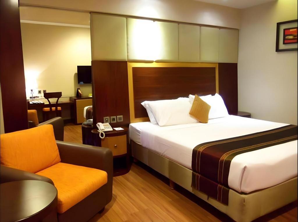 Regent'S Park Hotel Malang Extérieur photo