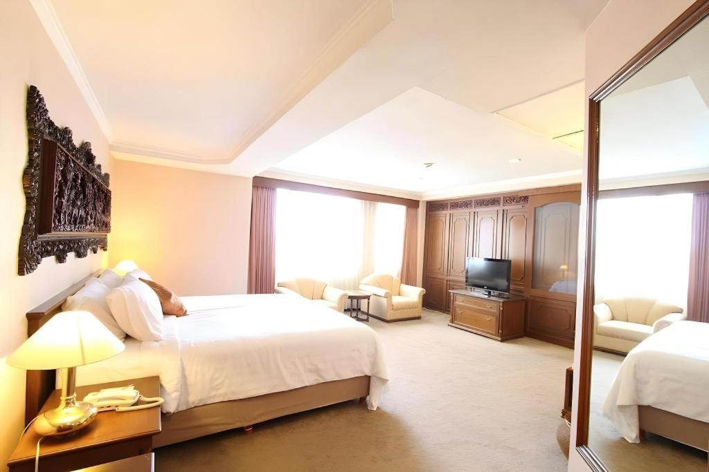 Regent'S Park Hotel Malang Extérieur photo
