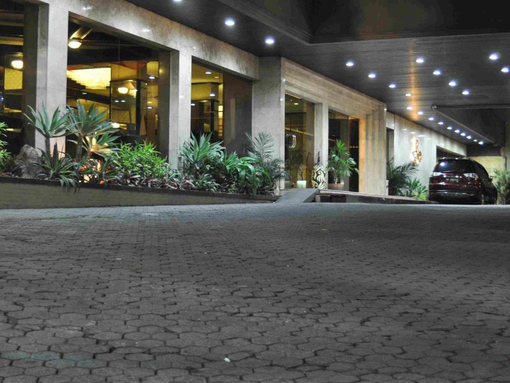 Regent'S Park Hotel Malang Extérieur photo