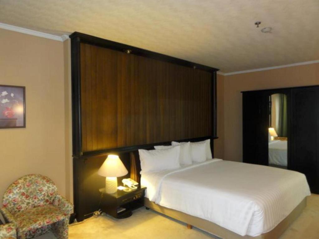 Regent'S Park Hotel Malang Extérieur photo