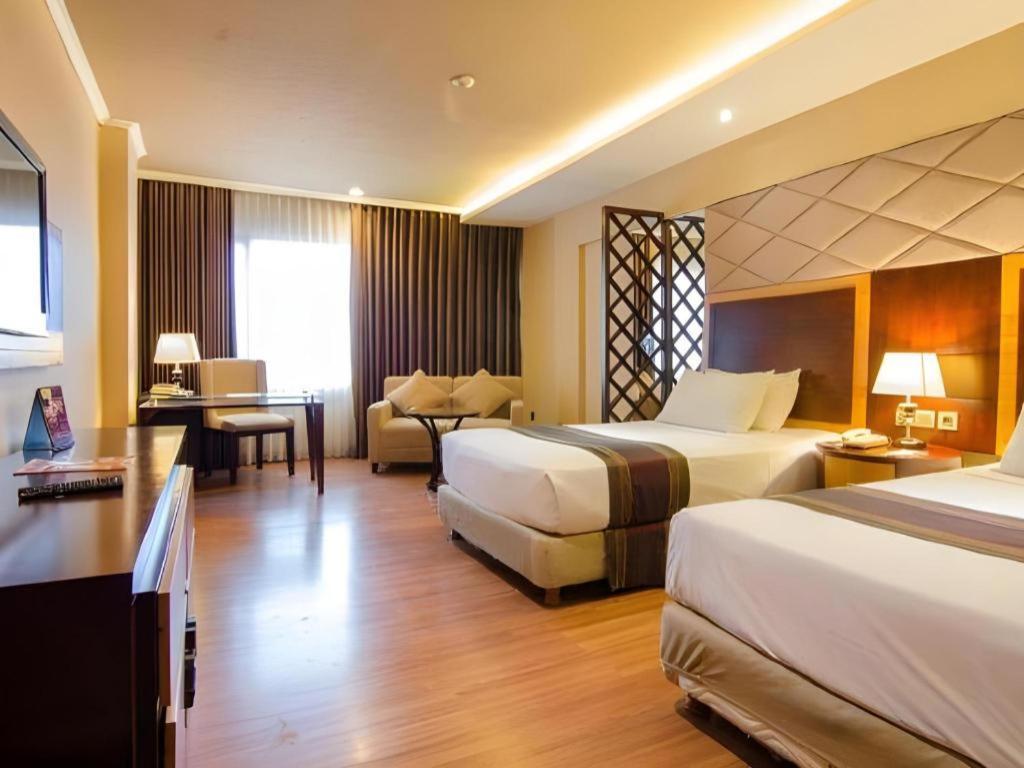 Regent'S Park Hotel Malang Extérieur photo