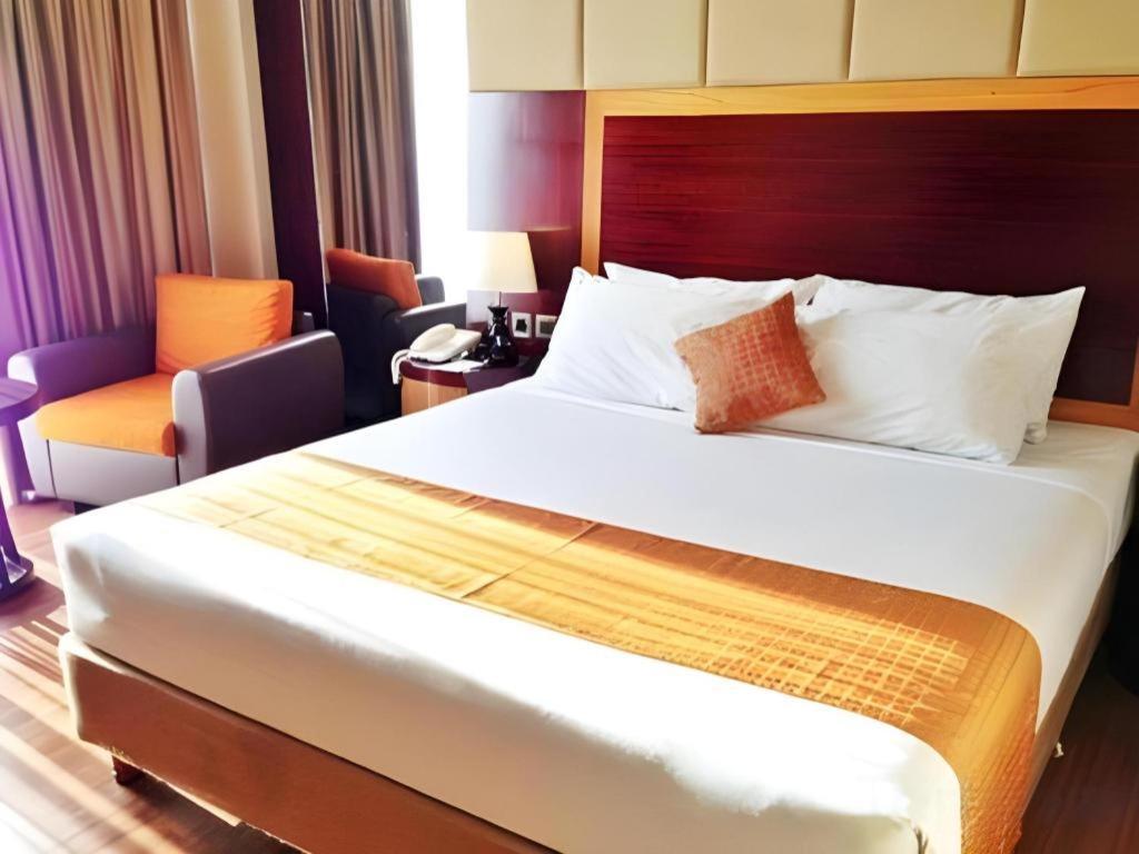 Regent'S Park Hotel Malang Extérieur photo