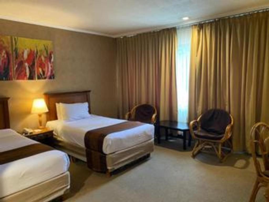 Regent'S Park Hotel Malang Extérieur photo