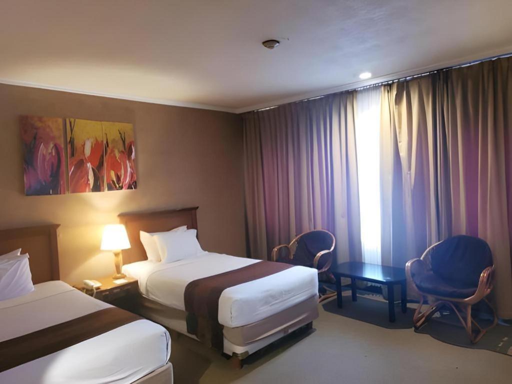 Regent'S Park Hotel Malang Extérieur photo