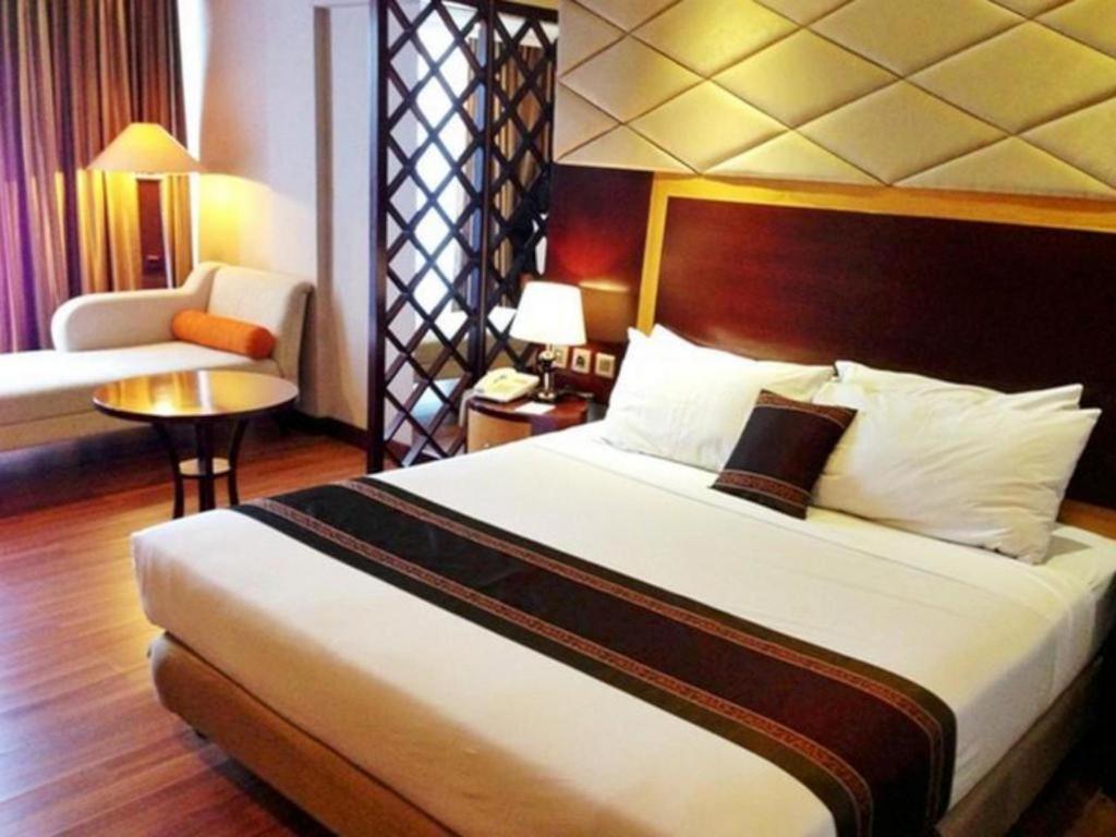 Regent'S Park Hotel Malang Extérieur photo