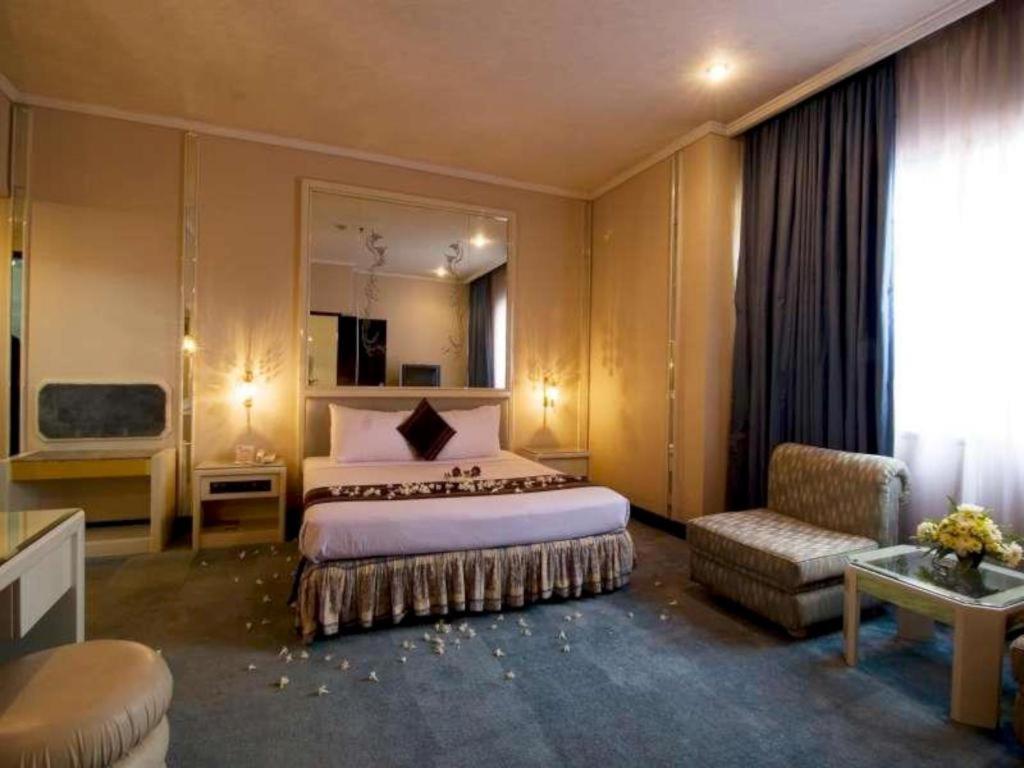 Regent'S Park Hotel Malang Extérieur photo