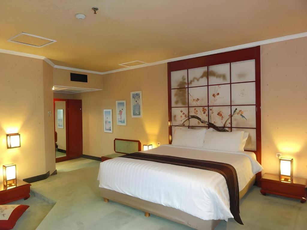 Regent'S Park Hotel Malang Extérieur photo